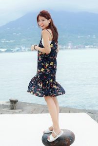 人妻CC姐海岸边拍照片脚趾涂了红色指甲油