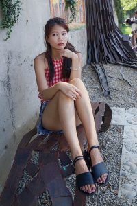 美腿姐姐穿超短牛仔短裤秀美腿