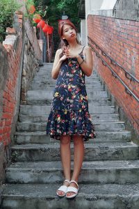 人妻CC姐海岸边拍照片脚趾涂了红色指甲油