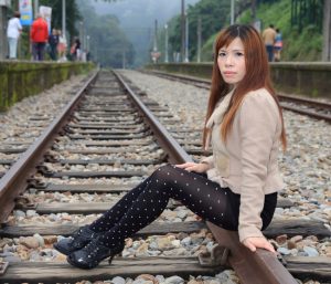 寒冷的冬日王翠嫂美腿穿白点黑丝袜外拍