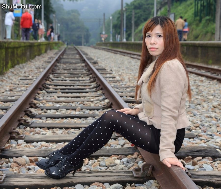 寒冷的冬日王翠嫂美腿穿白点黑丝袜外拍[第9张/共12张]