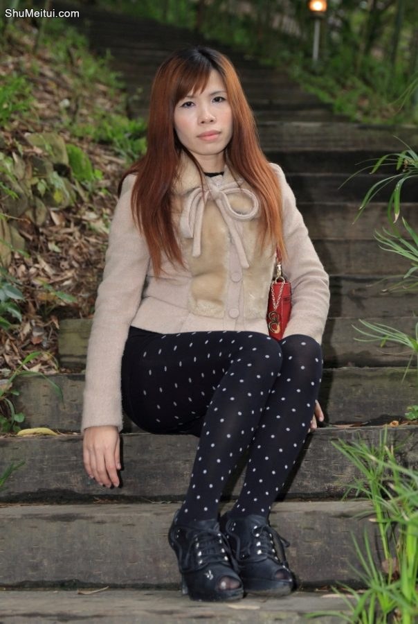 寒冷的冬日王翠嫂美腿穿白点黑丝袜外拍[第6张/共12张]