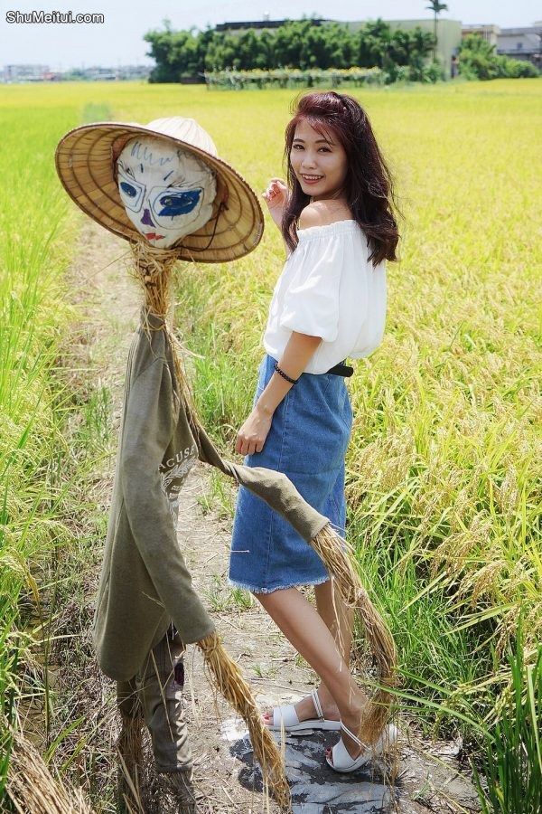 CC姐穿牛仔裙在稻田里拍照片[第4张/共5张]