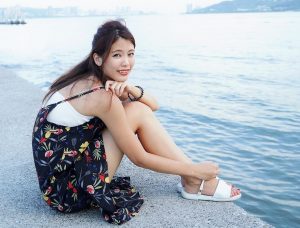 人妻CC姐海岸边拍照片脚趾涂了红色指甲油