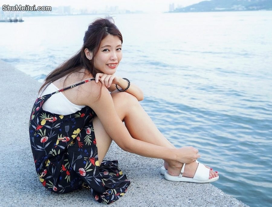 人妻CC姐海岸边拍照片脚趾涂了红色指甲油[第45张/共50张]