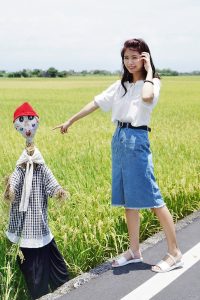 CC姐穿牛仔裙在稻田里拍照片