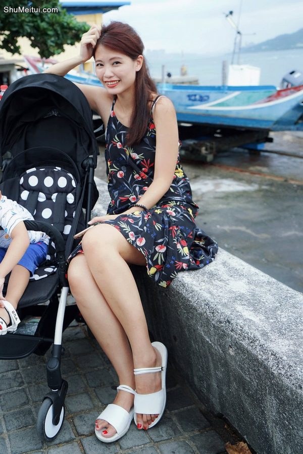 人妻CC姐海岸边拍照片脚趾涂了红色指甲油[第38张/共50张]