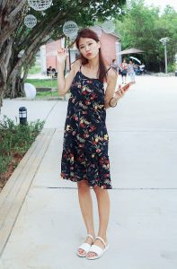 人妻CC姐海岸边拍照片脚趾涂了红色指甲油