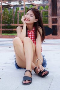 美腿姐姐穿超短牛仔短裤秀美腿