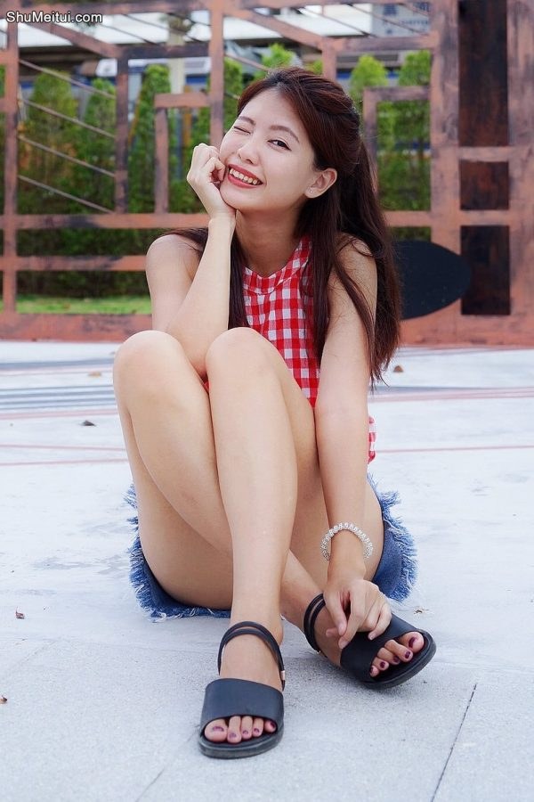 美腿姐姐穿超短牛仔短裤秀美腿[第15张/共24张]