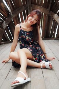 人妻CC姐海岸边拍照片脚趾涂了红色指甲油