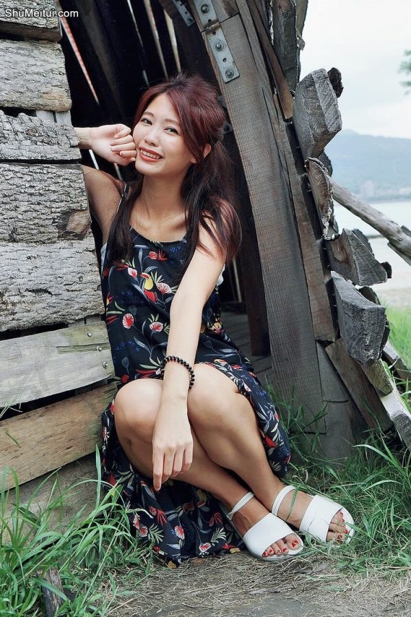 人妻CC姐海岸边拍照片脚趾涂了红色指甲油[第29张/共50张]