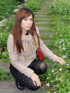 寒冷的冬日王翠嫂美腿穿白点黑丝袜外拍