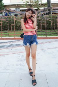美腿姐姐穿超短牛仔短裤秀美腿