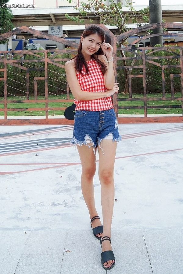 美腿姐姐穿超短牛仔短裤秀美腿[第13张/共24张]