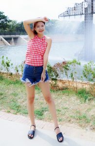 美腿姐姐穿超短牛仔短裤秀美腿