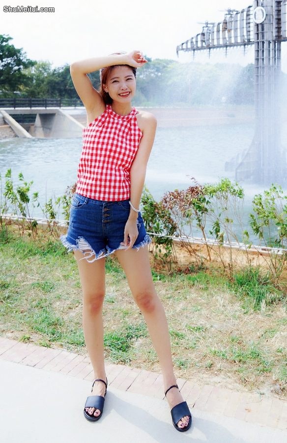 美腿姐姐穿超短牛仔短裤秀美腿[第23张/共24张]