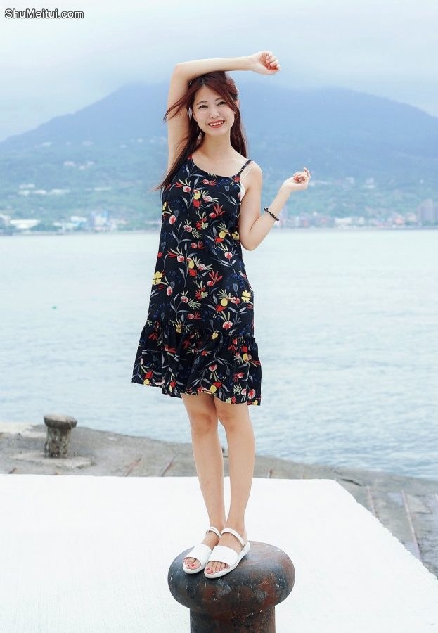 人妻CC姐海岸边拍照片脚趾涂了红色指甲油[第5张/共50张]