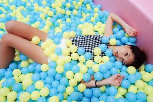 CC姐在游乐场玩穿白色热裤秀大腿