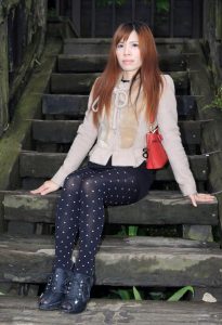 寒冷的冬日王翠嫂美腿穿白点黑丝袜外拍