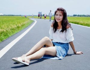 CC姐穿牛仔裙在稻田里拍照片