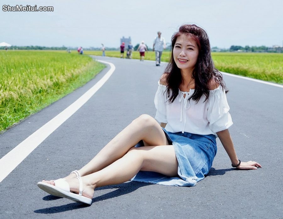 CC姐穿牛仔裙在稻田里拍照片[第1张/共5张]