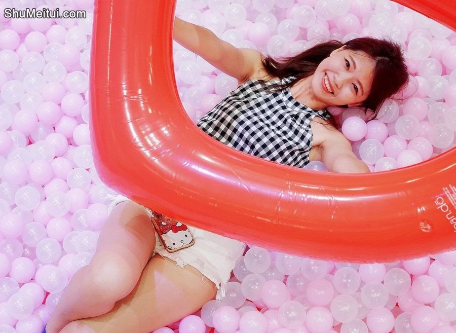 CC姐在游乐场玩穿白色热裤秀大腿[第28张/共31张]