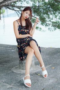 人妻CC姐海岸边拍照片脚趾涂了红色指甲油