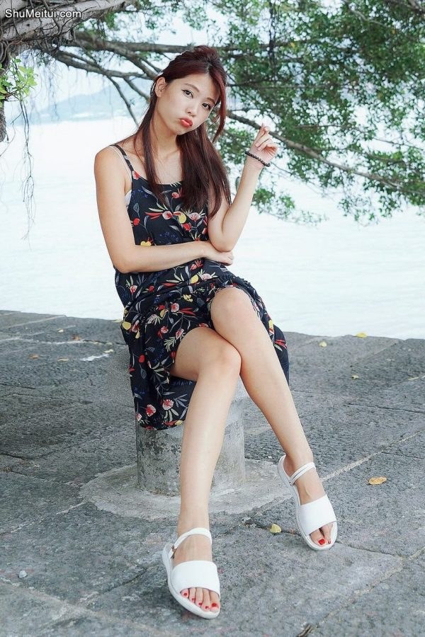 人妻CC姐海岸边拍照片脚趾涂了红色指甲油[第9张/共50张]