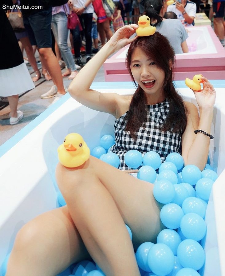 CC姐在游乐场玩穿白色热裤秀大腿[第14张/共31张]