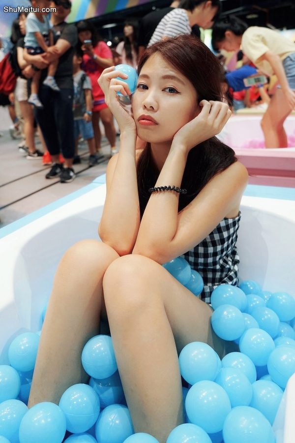 CC姐在游乐场玩穿白色热裤秀大腿[第11张/共31张]