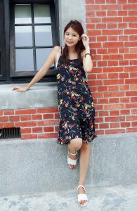 人妻CC姐海岸边拍照片脚趾涂了红色指甲油