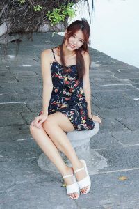 人妻CC姐海岸边拍照片脚趾涂了红色指甲油