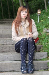 寒冷的冬日王翠嫂美腿穿白点黑丝袜外拍