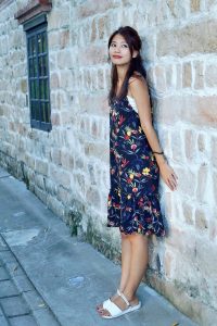 人妻CC姐海岸边拍照片脚趾涂了红色指甲油