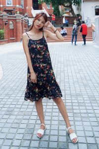 人妻CC姐海岸边拍照片脚趾涂了红色指甲油