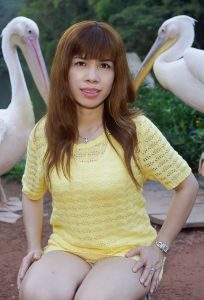 喜欢到处秀大白腿的王翠嫂又出去玩了