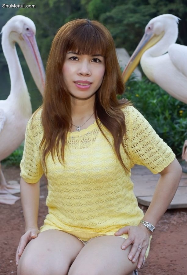 喜欢到处秀大白腿的王翠嫂又出去玩了[第8张/共12张]