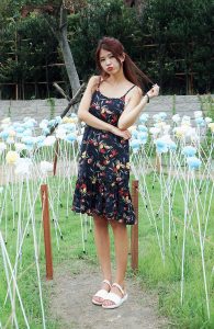 人妻CC姐海岸边拍照片脚趾涂了红色指甲油