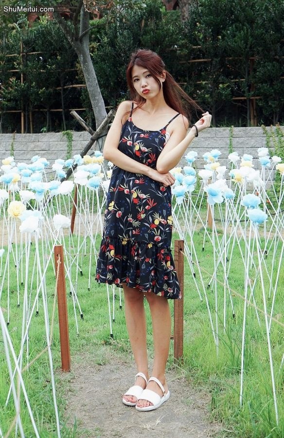 人妻CC姐海岸边拍照片脚趾涂了红色指甲油[第17张/共50张]