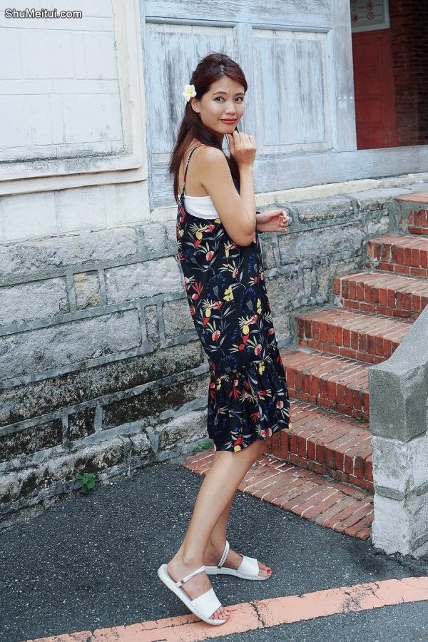 人妻CC姐海岸边拍照片脚趾涂了红色指甲油[第43张/共50张]