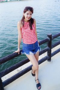 美腿姐姐穿超短牛仔短裤秀美腿