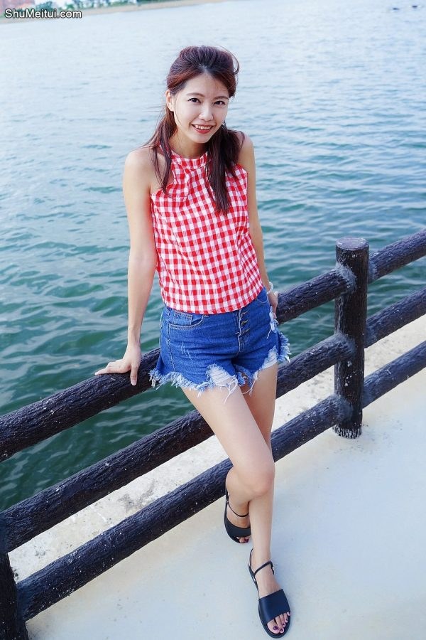 美腿姐姐穿超短牛仔短裤秀美腿[第20张/共24张]