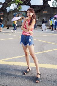 美腿姐姐穿超短牛仔短裤秀美腿