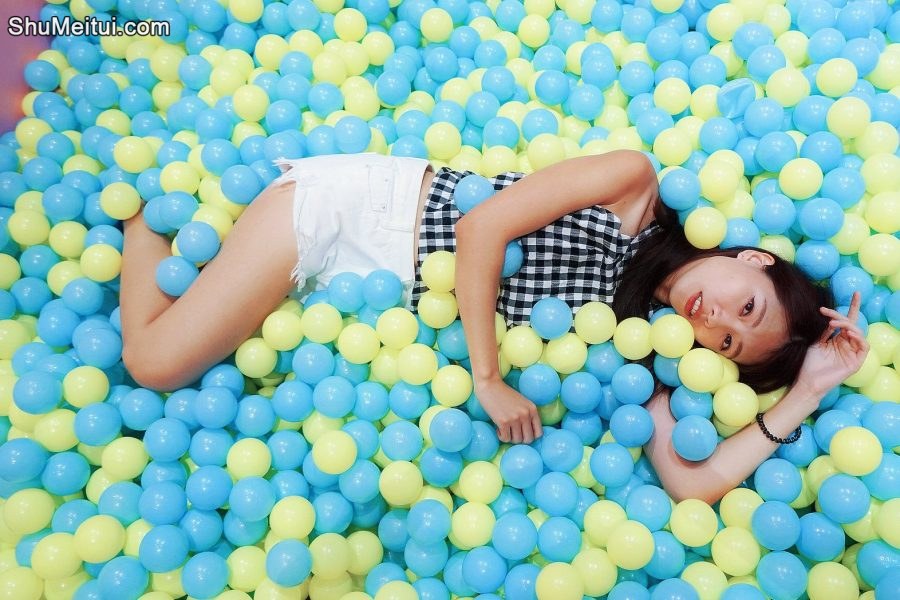 CC姐在游乐场玩穿白色热裤秀大腿[第2张/共31张]