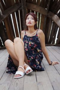 人妻CC姐海岸边拍照片脚趾涂了红色指甲油