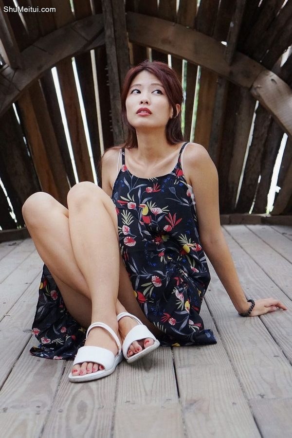 人妻CC姐海岸边拍照片脚趾涂了红色指甲油[第23张/共50张]