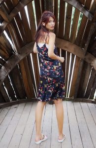 人妻CC姐海岸边拍照片脚趾涂了红色指甲油