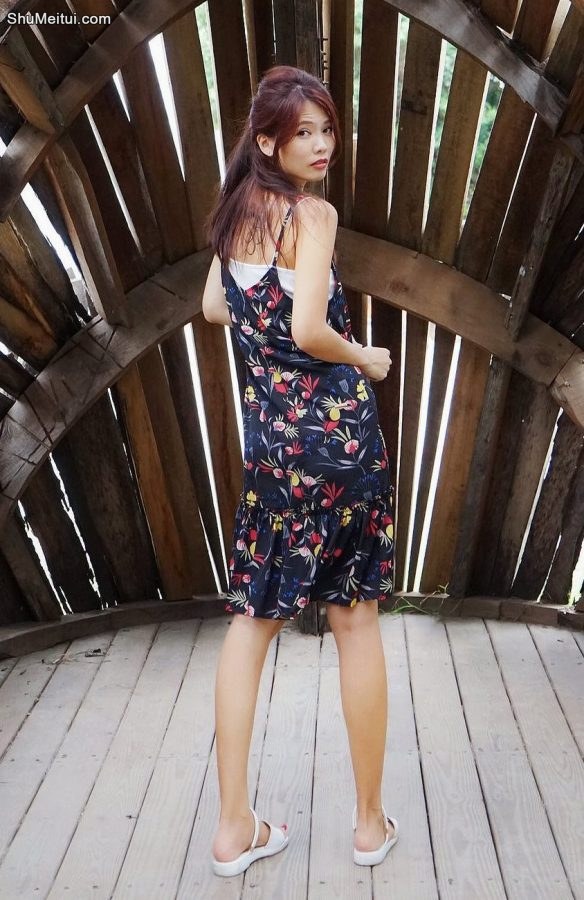 人妻CC姐海岸边拍照片脚趾涂了红色指甲油[第27张/共50张]