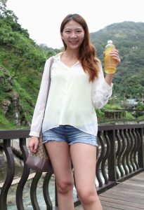 牛仔热裤和大白腿是绝配